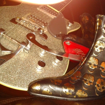 A fantastic photo from the lovely Santiago Lopez Llanos of his brand new Rochester Rafael Gold Skull Boots and his Grestch Silverjet guitar. 