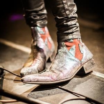 Luke from the Struts on stage in his Battered Flashing Snake Dragons, strike a pose theres nothing to it