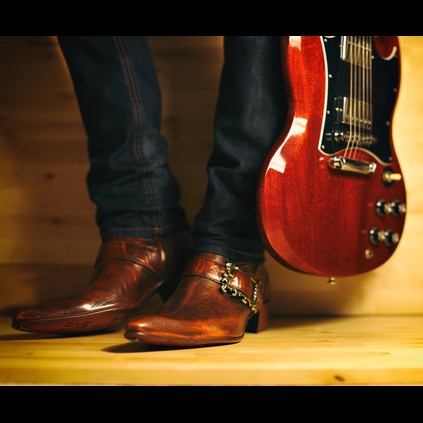 We love the way Mr. Trott has matched his Rochester Flaming Ant boots to his guitar!